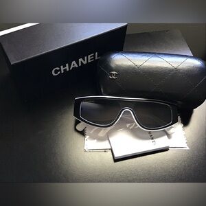 CHANEL Black/white Rectangular Sunglasses with Case
